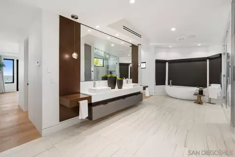 Bath - 5727 Baja Mar, La Jolla, CA 92037 photo 1 of 4