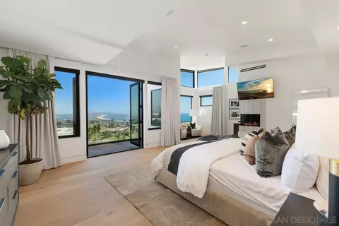 Bedroom - 5727 Baja Mar, La Jolla, CA 92037 photo 1 of 4