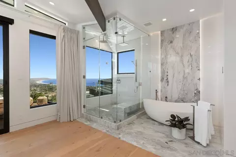 Bath - 5727 Baja Mar, La Jolla, CA 92037 photo 2 of 4