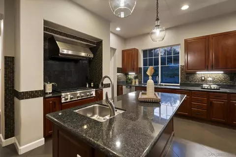 Kitchen - 2827 Sutter Ridge Dr, Chula Vista, CA 91914 photo 4 of 5