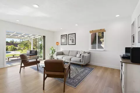 Living - 2724 Chestnut Ave, Carlsbad, CA 92010 photo 5 of 10