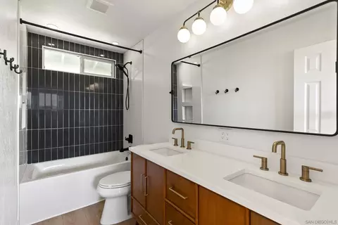 Bath - 2724 Chestnut Ave, Carlsbad, CA 92010 photo 3 of 4