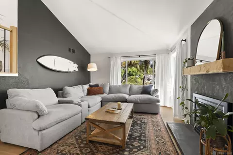 Living - 2724 Chestnut Ave, Carlsbad, CA 92010 photo 1 of 10