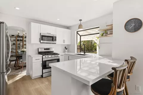 Kitchen - 2724 Chestnut Ave, Carlsbad, CA 92010 photo 3 of 6
