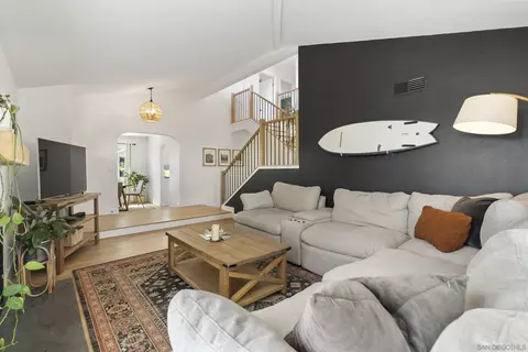 Living - 2724 Chestnut Ave, Carlsbad, CA 92010 photo 3 of 10