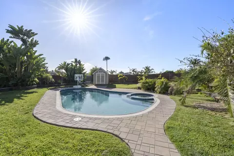 Exterior - 2724 Chestnut Ave, Carlsbad, CA 92010 photo 6 of 9