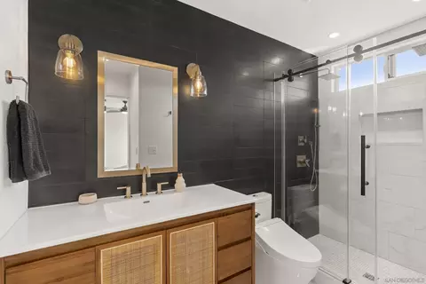 Bath - 2724 Chestnut Ave, Carlsbad, CA 92010 photo 2 of 4