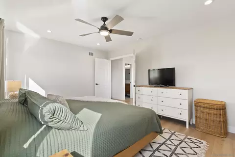 Bedroom - 2724 Chestnut Ave, Carlsbad, CA 92010 photo 4 of 5