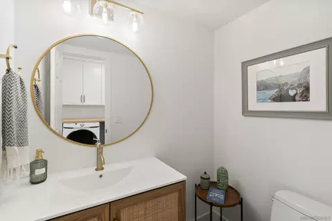 Bath - 2724 Chestnut Ave, Carlsbad, CA 92010 photo 4 of 4