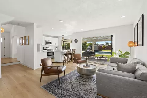 Living - 2724 Chestnut Ave, Carlsbad, CA 92010 photo 6 of 10