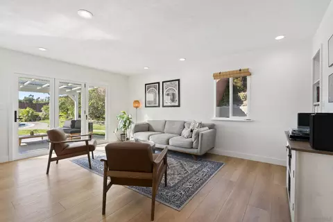 Living - 2724 Chestnut Ave, Carlsbad, CA 92010 photo 4 of 10