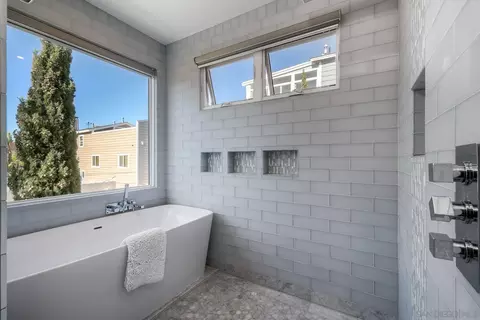 Bath - 911 9th St, Coronado, CA 92118 photo 3 of 4