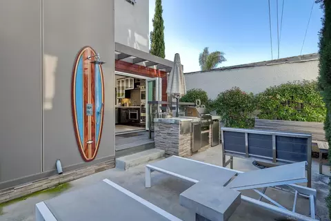 Exterior - 911 9th St, Coronado, CA 92118 photo 2 of 8