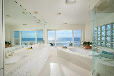 Bath - 1630 Neptune Ave, Encinitas, CA 92024 photo 1 of 1