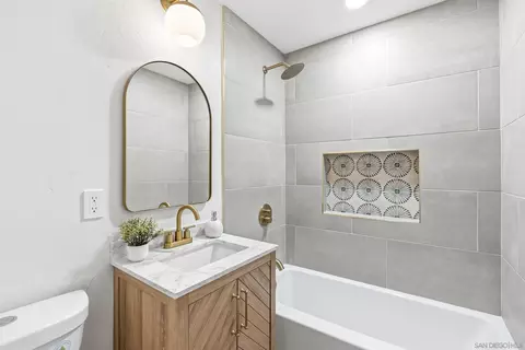 Bath - 9632 Cambury Dr, Santee, CA 92071 photo 2 of 3