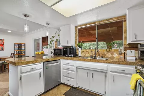 Kitchen - 2551 Buena Rosa, Fallbrook, CA 92028 photo 4 of 5
