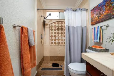 Bath - 2551 Buena Rosa, Fallbrook, CA 92028 photo 4 of 5