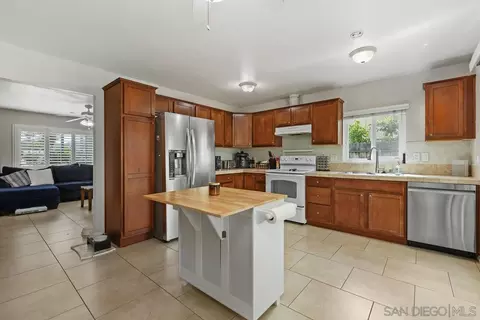 Kitchen - 825 Buchanan St, Escondido, CA 92027 photo 3 of 7