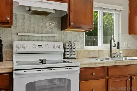 Kitchen - 825 Buchanan St, Escondido, CA 92027 photo 5 of 7