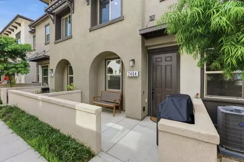 2464 Solara Ln, Vista, CA 92081