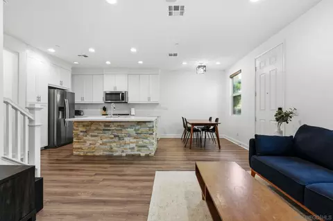 2464 Solara Ln, Vista, CA 92081