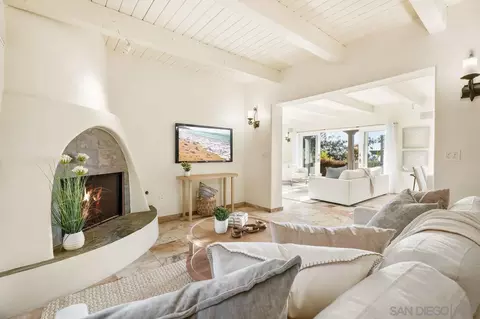 Living - 126 7th St, Del Mar, CA 92014 photo 4 of 5