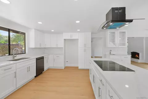 Kitchen - 363 Tumble Crk, Fallbrook, CA 92028 photo 4 of 6
