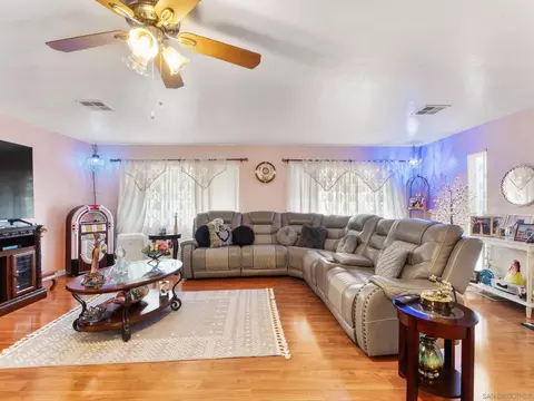 Living - 1506 Oak Dr #34, Vista, CA 92084 photo 2 of 3