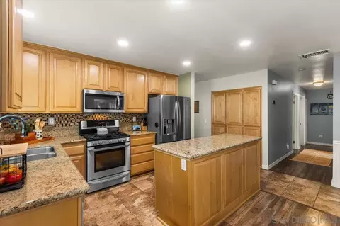 Kitchen - 8677 Via Del Luz, El Cajon, CA 92021 photo 4 of 6