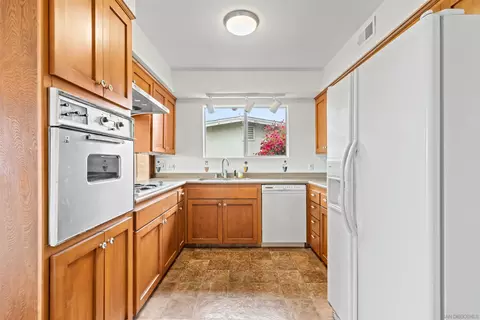 Kitchen - 5877 Soledad Mountain Rd, La Jolla, CA 92037 photo 1 of 2