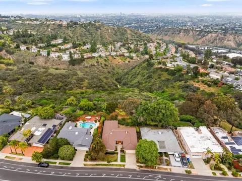 View/Area - 5877 Soledad Mountain Rd, La Jolla, CA 92037 photo 4 of 10