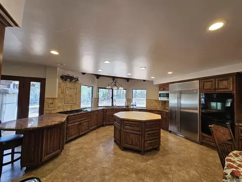 Kitchen - 18055 Old Coach Rd, Poway, CA 92064 photo 2 of 4