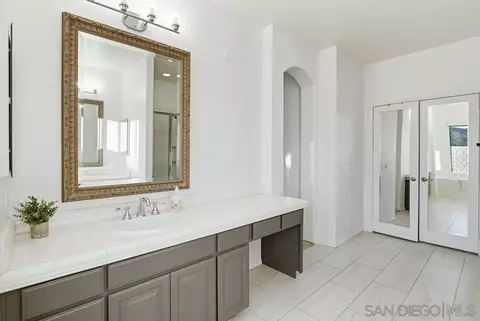 Bath - 2327 Orchard View Ln, Escondido, CA 92027 photo 4 of 8