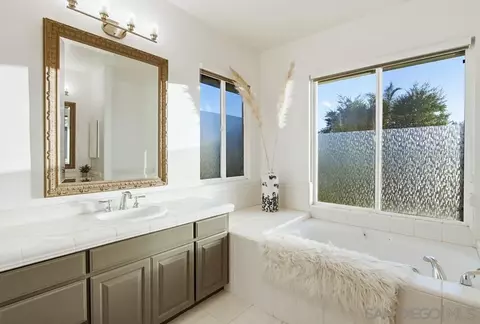 Bath - 2327 Orchard View Ln, Escondido, CA 92027 photo 3 of 8
