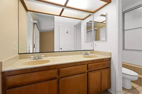 Bath - 1368 Oakleaf Ln, Ramona, CA 92065 photo 2 of 2