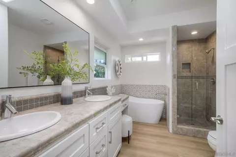 Bath - 1027 Knowles Ave, Carlsbad, CA 92008 photo 3 of 5