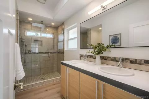Bath - 1011 Knowles Ave, Carlsbad, CA 92008 photo 2 of 4