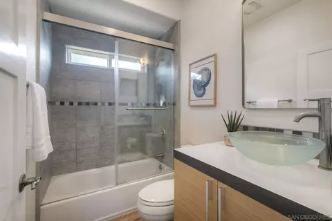 Bath - 1011 Knowles Ave, Carlsbad, CA 92008 photo 3 of 4
