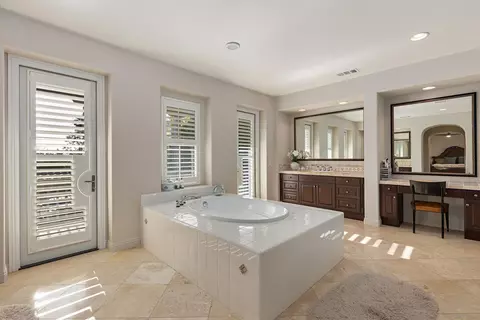 Bath - 6230 Topiary St, Carlsbad, CA 92009 photo 3 of 4