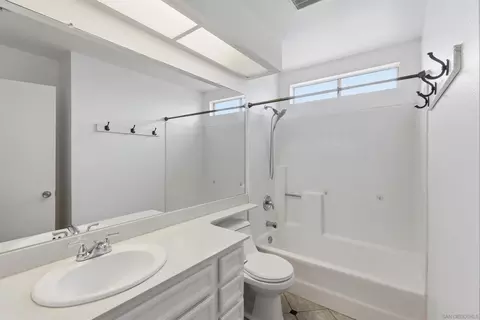 Bath - 4158 Esperanza Way, Oceanside, CA 92056 photo 3 of 3