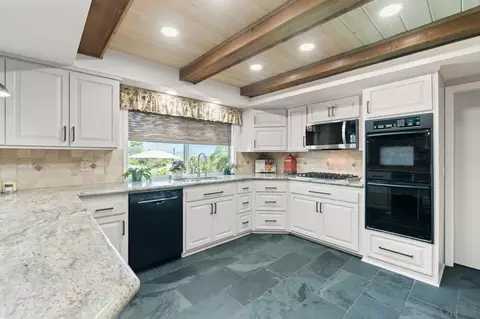 Kitchen - 4814 Mount Helix Dr, La Mesa, CA 91941 photo 3 of 5