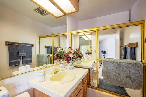 Bath - 2553 Haas St, Escondido, CA 92025 photo 6 of 6