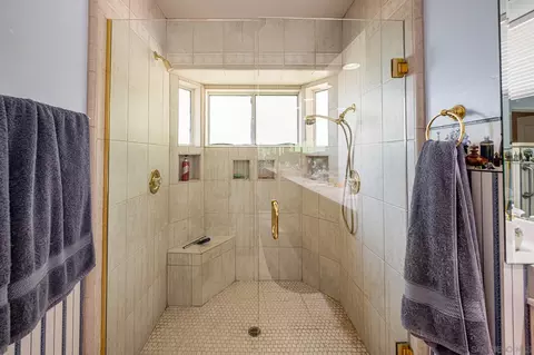 Bath - 2553 Haas St, Escondido, CA 92025 photo 4 of 6