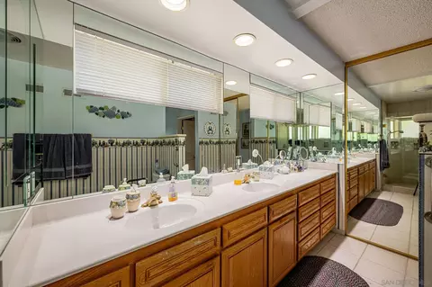 Bath - 2553 Haas St, Escondido, CA 92025 photo 5 of 6