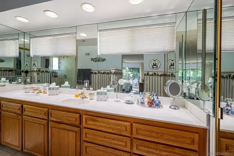 Bath - 2553 Haas St, Escondido, CA 92025 photo 3 of 6