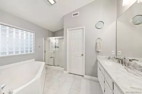 Bath - 1962 Larkspur Dr, Alpine, CA 91901 photo 1 of 2