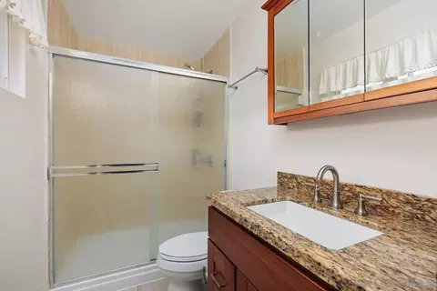 Bath - 140 Five Crowns Way, Encinitas, CA 92024 photo 3 of 4