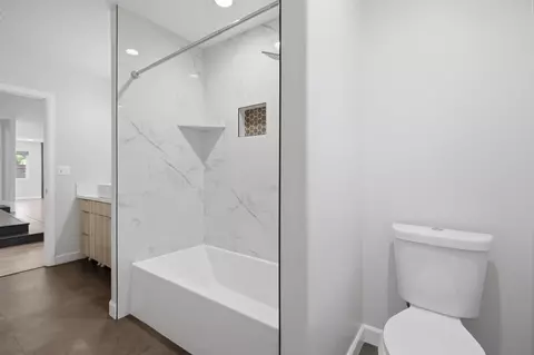 Bath - 907 Seph Way, Escondido, CA 92027 photo 6 of 11