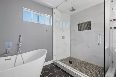 Bath - 907 Seph Way, Escondido, CA 92027 photo 4 of 11