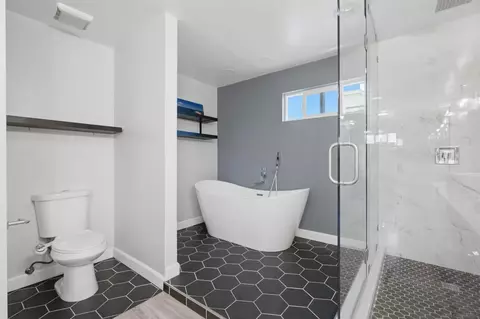 Bath - 907 Seph Way, Escondido, CA 92027 photo 3 of 11